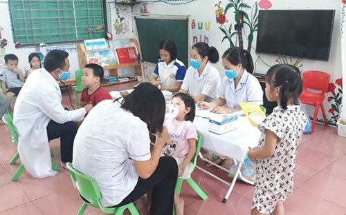Trường mầm non Trung Mầu tổ chức khám sức khỏe lần 1 cho học sinh.